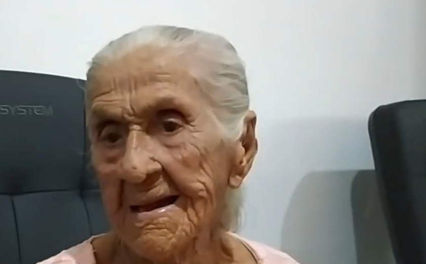 Com 105 anos, Dona Maria Sena é a pessoa mais idosa do documentário Raízes de Arapiraca