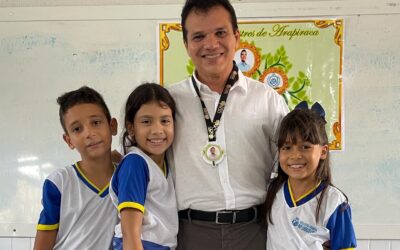 Ricardo Nezinho é homenageado por alunos que produziram livro sobre Arapiraca